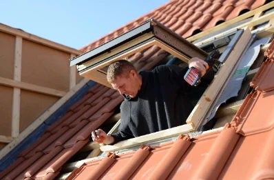 Pose de fenêtres de toit Velux à Corme-Royal